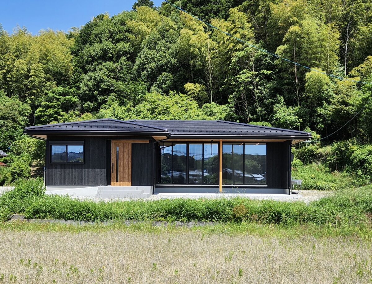 焼杉が彩り趣ある平屋の佇まい　水口町